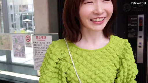 站姿 · 面部特写 · 户外 · 绿色纹理上衣