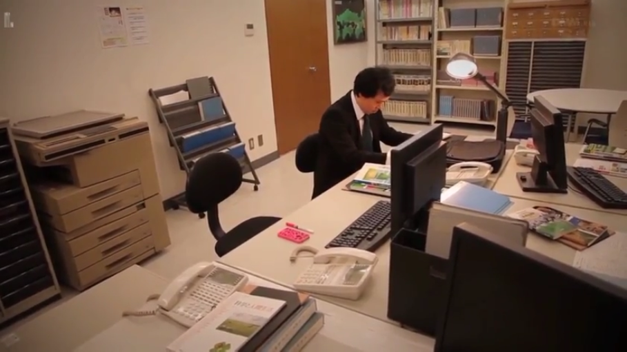 坐姿 · 严肃 · 办公室 · 办公桌 · 远景 · 办公 · 西装 · 成年男性