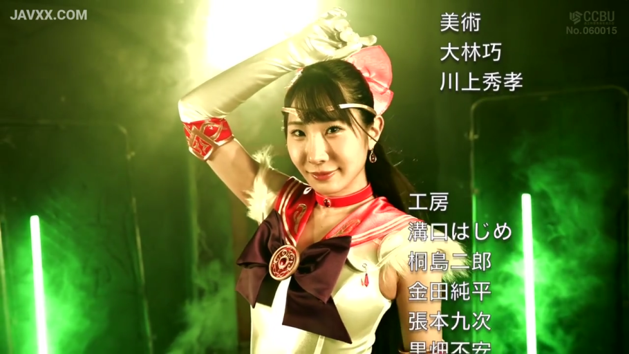 头饰 · 上半身特写 · 摄影棚 · 妩媚眼神 · 绿色灯光氛围 · 白色手套