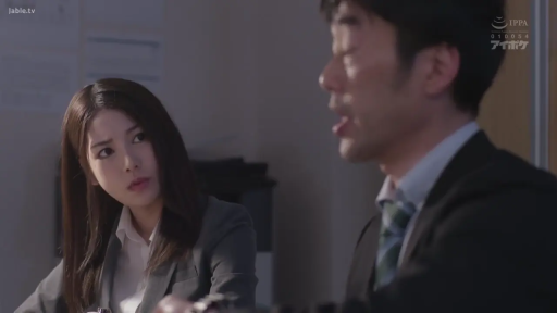 专注 · 办公室 · 深灰色职业西装 · 女优面部特写