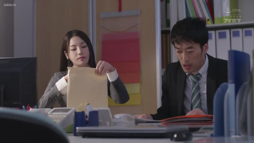 工作状态 · 办公室 · 深色职业套装 · Office supplies · 人物半身像 · 文件袋