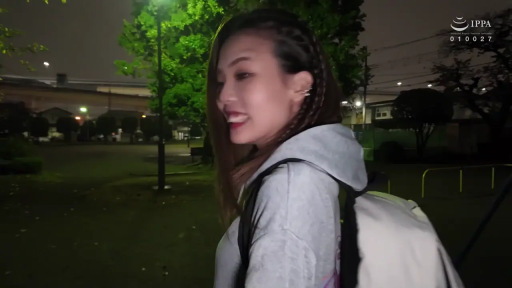 脸部特写 · 兴奋 · 夜晚街道 · 夜景 · 灰色卫衣 · 背包