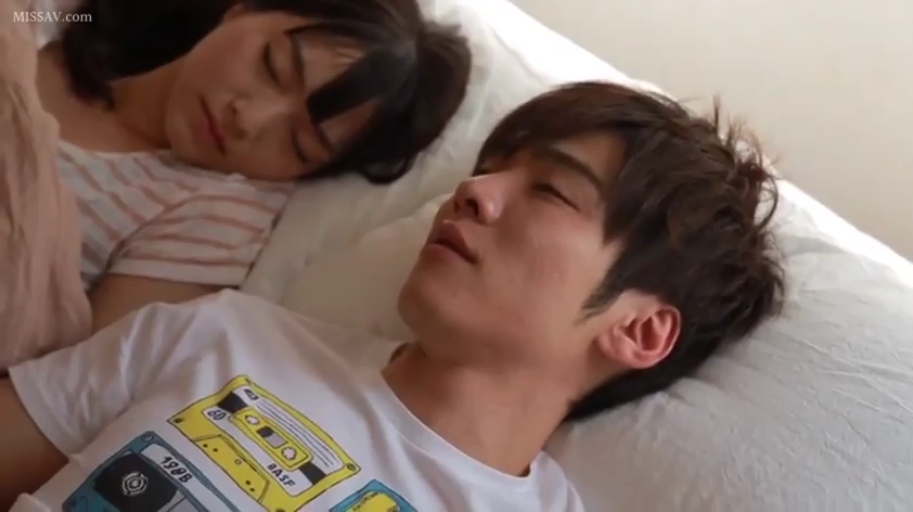 卧室 · 平静 · 枕头 · 面部特写 · 休闲装 · 情侣 · 躺卧 · 睡觉