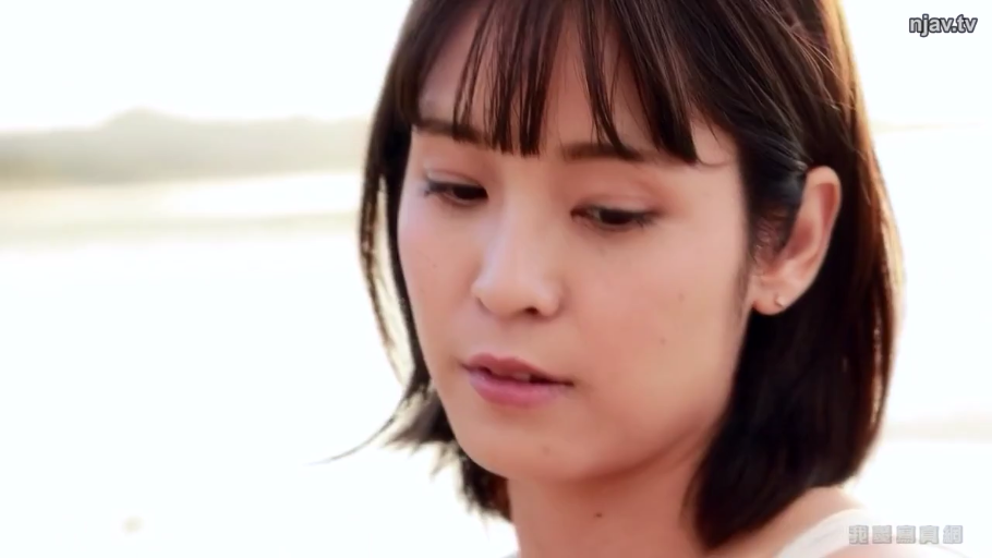 脸部特写 · 略显忧郁 · 白色背心 · 沙滩 · 光线明亮