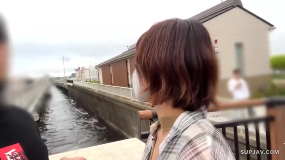自然交流 · 口罩 · 水渠旁 · 颈部项圈 · 背景有模糊的人影 · 佩戴口罩面部细节