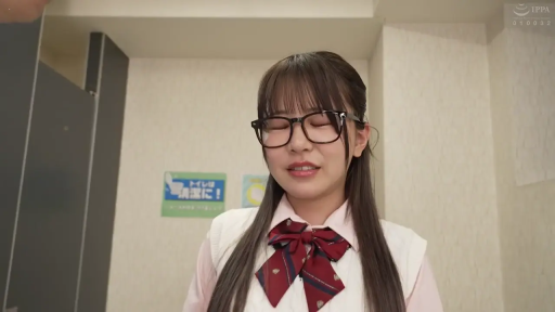 校服 · 站立 · 面部特写 · 卫生间