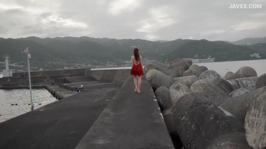 防波堤 · 阴天 · 红色露背短裙