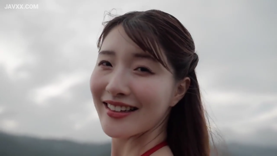 脸部特写 · 柔和 · 室外 · 红色吊带