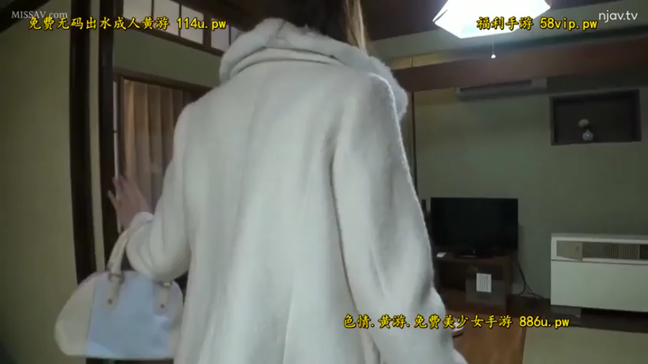和室 · 手提包 · 白色毛领大衣 · 背影