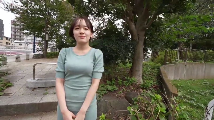 微笑 · 公园 · 中景镜头 · 室外光线 · 淡绿色紧身连衣裙