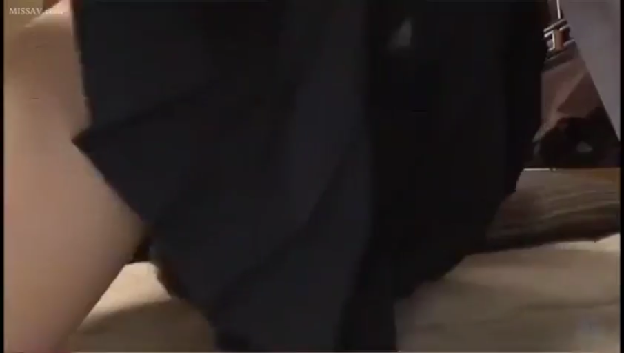 床 · 制服裙 · 裙下视角 · 无内裤
