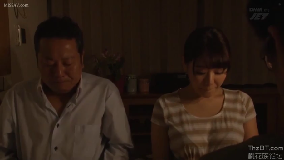 坐姿 · 中景 · 剧情 · 居家室内 · 忧郁沮丧 · 背景架子 · 衬衫与条纹短袖 · 对坐沉默