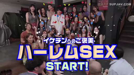 室内 · 站立 · 全景 · 连衣裙 · 后宫 · 开心 · 奖牌 · 庆祝