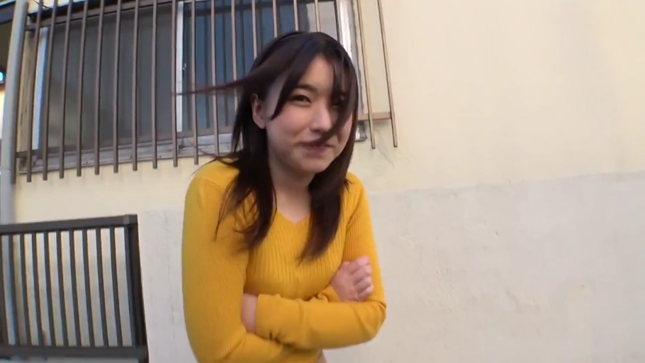 微笑 · 半身特写 · 看向镜头 · 亚洲女性 · 户外街道 · 黄色长袖上衣 · 抱胸站立