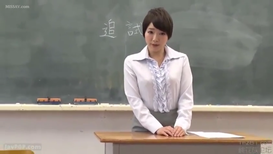 教室 · 专注 · 站立 · 半身 · 授课 · 黑板 · 教师 · 荷叶边衬衫