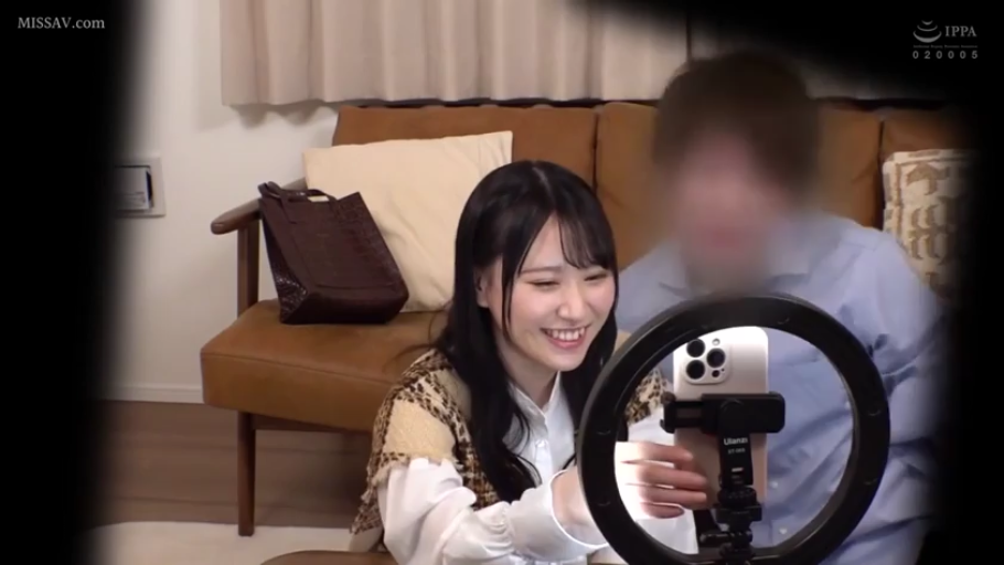 客厅 · 开朗 · 针织背心 · 直播支架 · 女子面部特写