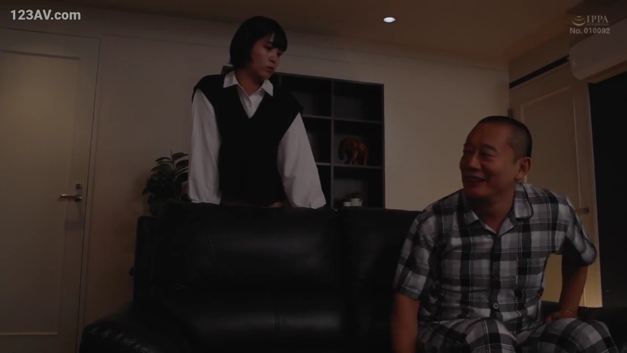 面无表情 · 客厅 · 格纹睡衣 · 暗光环境 · 无 · 中景镜头