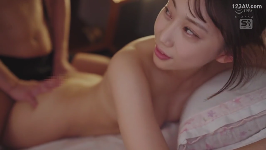 床上 · 半闭双眼 · 后入式 · 裸体 · 隐私部位打码 · 后入部位马赛克