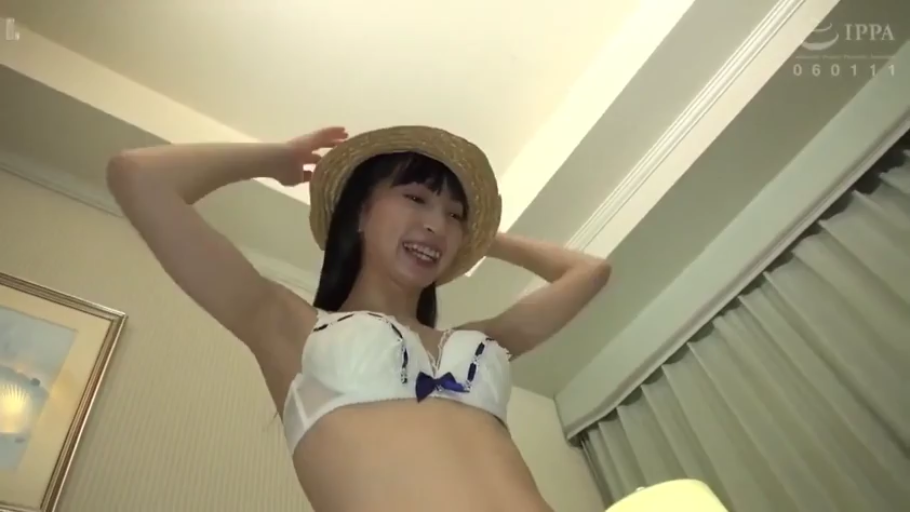 头部特写 · 明るい笑顔 · 室内寝室 · 白色蕾丝胸罩 · 草帽 · IPPA标识