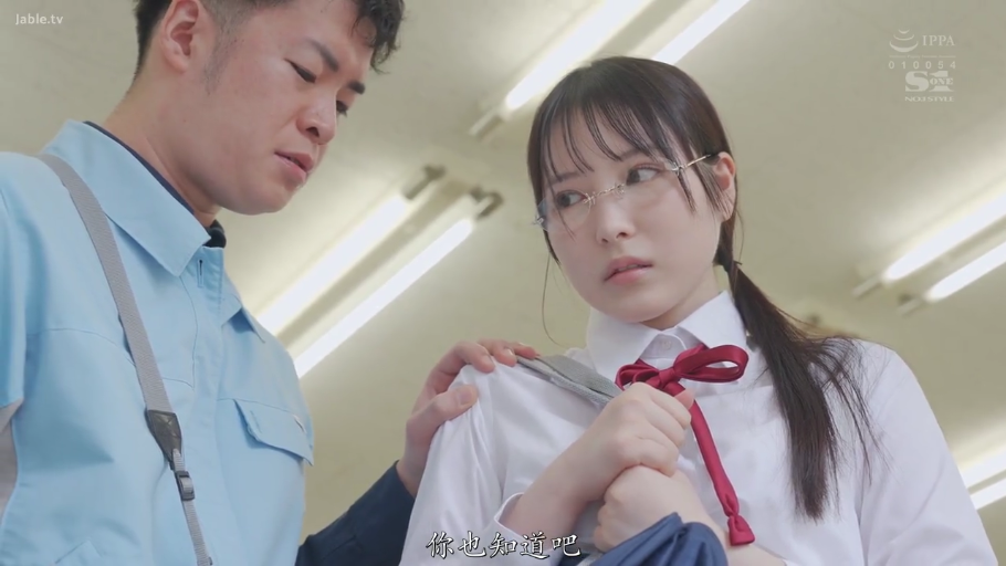 室内 · 面部 · 白衬衫