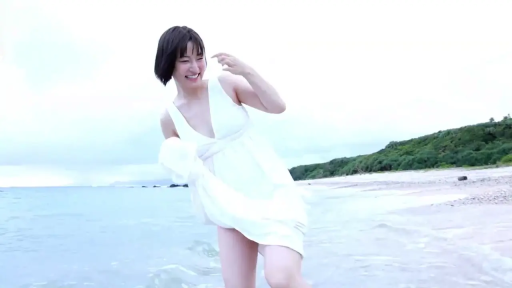 湿身 · 面部表情特写 · 开心 · 浅水区 · 白色深V连衣裙