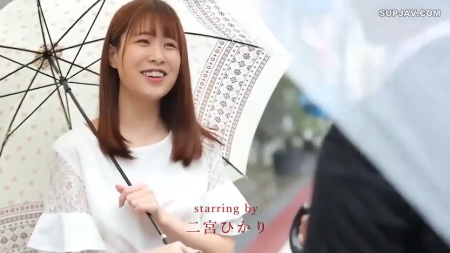 中景 · 站姿 · 微笑 · 白色蕾丝上衣 · 户外街道 · 雨伞 · 撑伞 · 二宫和香