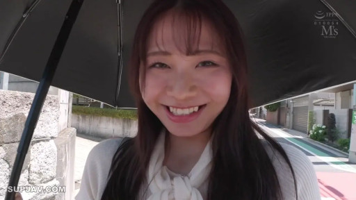 脸部特写 · 注视镜头 · 户外街道 · 白色针织上衣 · 黑色遮阳伞