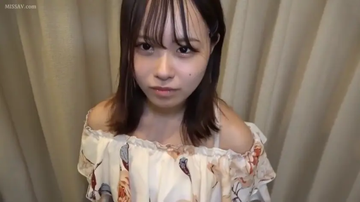 室内 · 面无表情 · 肩部特写 · 露肩碎花上衣