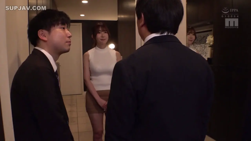 玄关 · 交谈 · 站立 · 中景 · 微笑 · 多人 · 棕色短裙