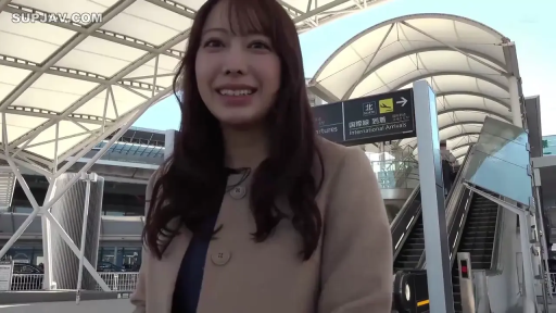 站立 · 面部特写 · 对视 · 笑容 · 棕色外套 · 机场