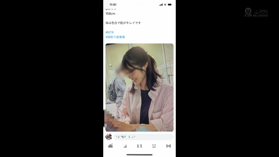 室内 · 坐姿 · 微笑 · 条纹衬衫 · 半身 · 低头看 · 社交媒体截图