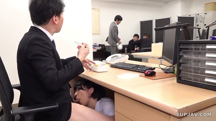 坐姿 · 专注 · 办公室 · 口交 · 办公桌 · 西装 · 职场