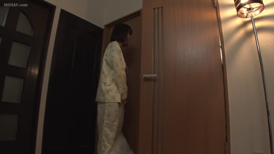 站立 · 开门 · 远景 · 门口 · 睡衣