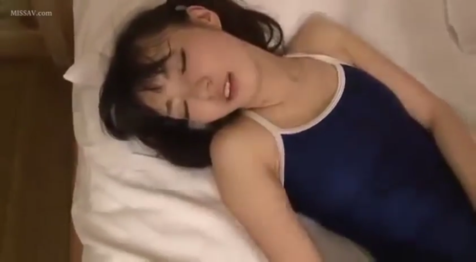 床上 · 顔のクローズアップ · 嘴巴微张 · 深蓝色连体泳衣 · 高潮表现