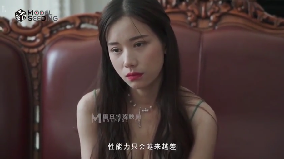 客厅 · 面部特写 · 中文字幕 · 面无表情 · 细肩带吊带衫 · 珍珠项链
