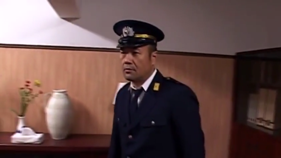 室内 · 严肃 · 站立 · 半身 · 注视 · 警察制服