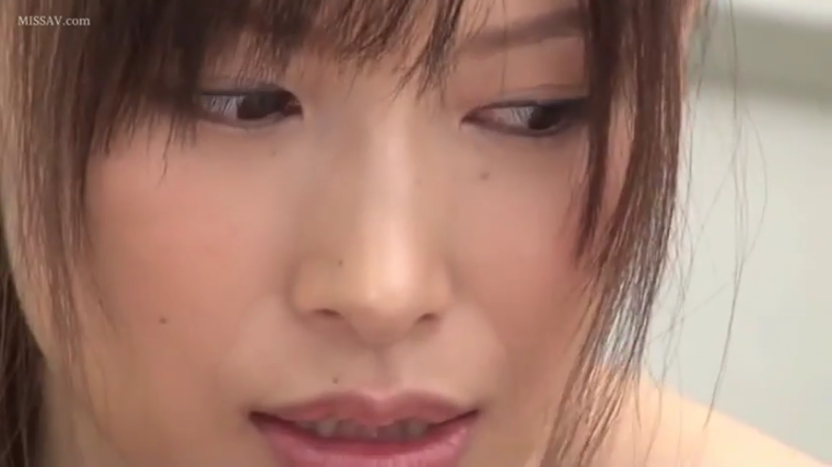 室内 · 面部特写 · 裸肩