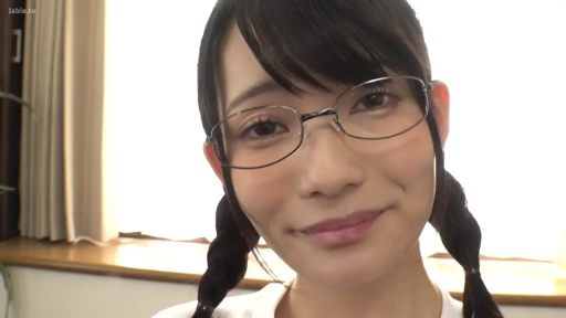 室内 · 温柔 · 眼睛特写 · 白色上衣 · 黑框眼镜