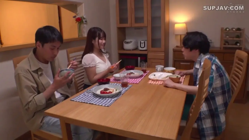 坐姿 · 全景 · 自然 · 便服 · 餐厅 · 用餐 · 餐具 · 三人