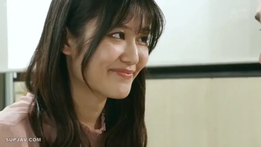 室内 · 脸部特写 · 粉色上衣