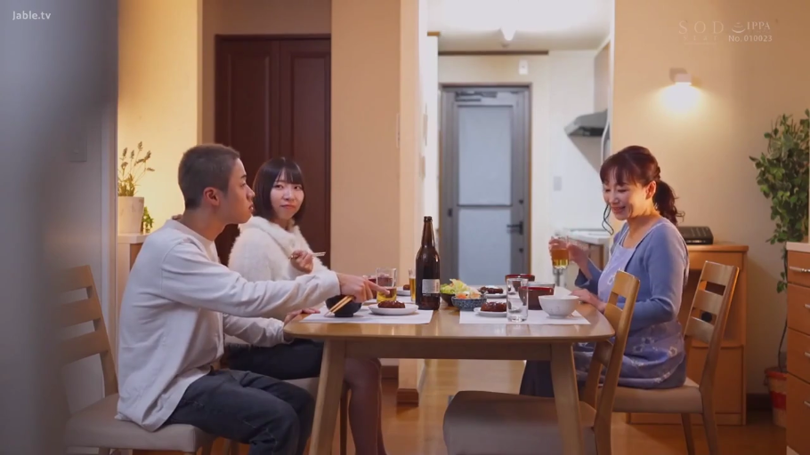 微笑 · 餐厅 · 筷子 · 长袖上衣 · 生活气息