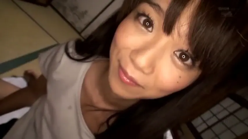 骑乘位 · 微醺感 · 眼神特写 · 白色T恤 · 光线柔和 · 榻榻米