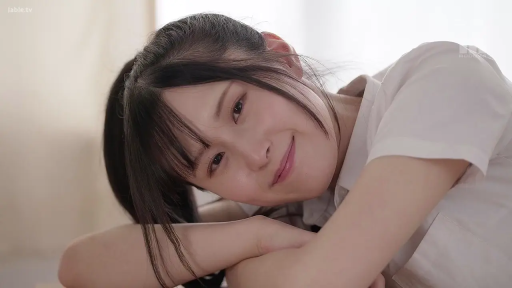 室内 · 脸部特写 · 白衬衫 · 微笑 · 凝视 · 侧卧 · 马尾