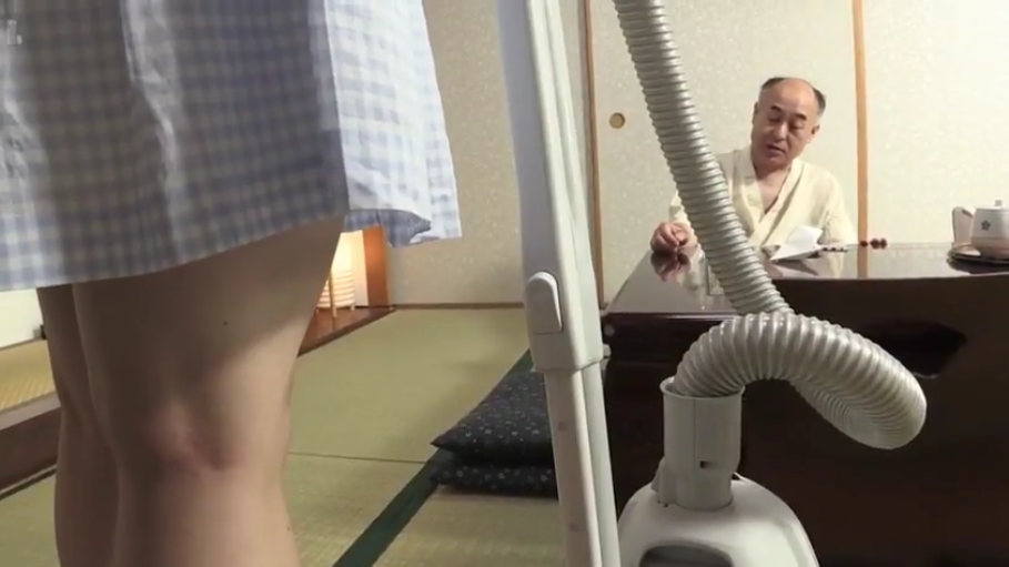 交谈中 · 日式居室 · 腿部特写 · 吸尘器 · 浅蓝色格子连衣裙 · 日常家居环境
