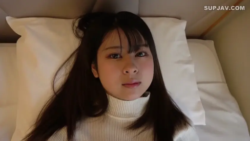 脸部特写 · 卧室 · 仰卧 · 白色高领毛衣