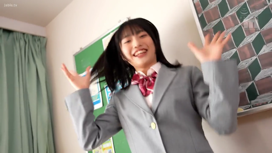 教室 · 灰色西装校服 · 面部特写 · 领结 · 开心