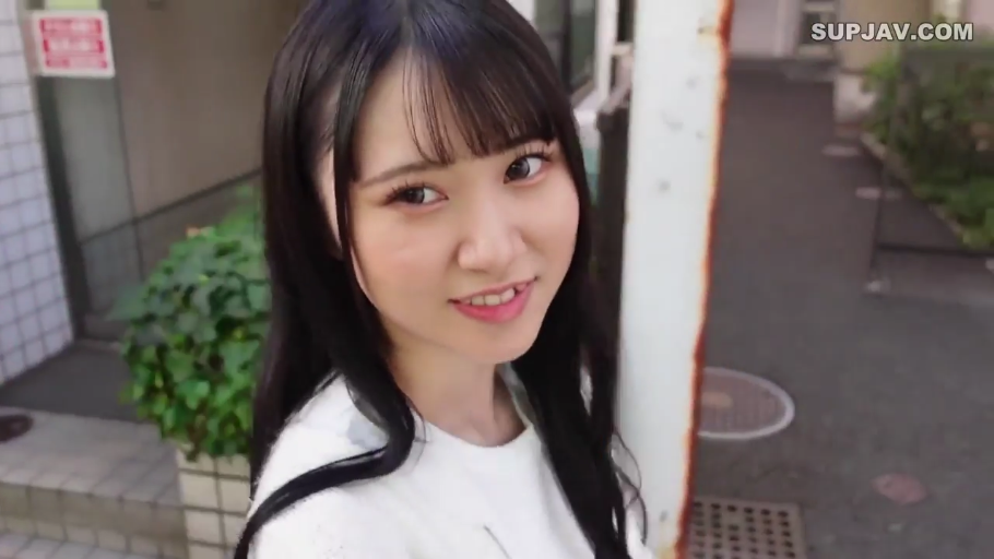 脸部特写 · 含情脉脉 · 白色上衣 · 户外