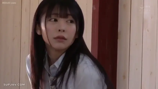 木屋 · 白色衬衫 · 面部特写 · 注视