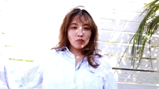 面部特写 · 衬衫 · 注视 · 户外 · 长发 · 正面 · 噘嘴