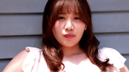 脸部特写 · 诱惑 · 户外 · 注视镜头 · 长发 · 正面 · 粉色荷叶边上衣